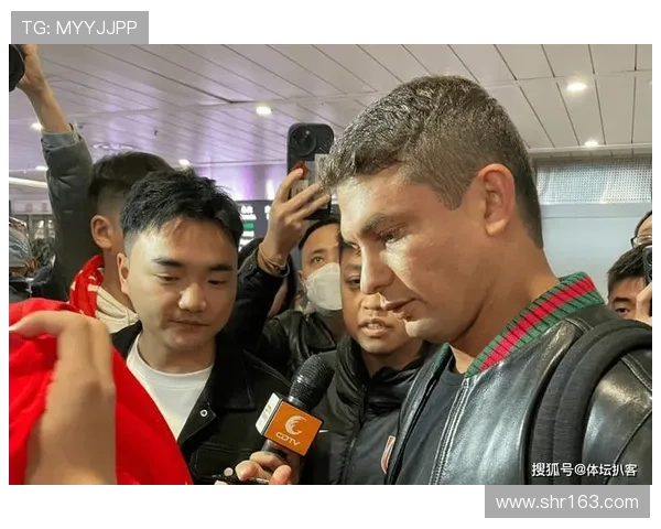 巴萨到达阿尔瓦塞特百余人接机 巴萨到达阿尔瓦塞特百余人接机